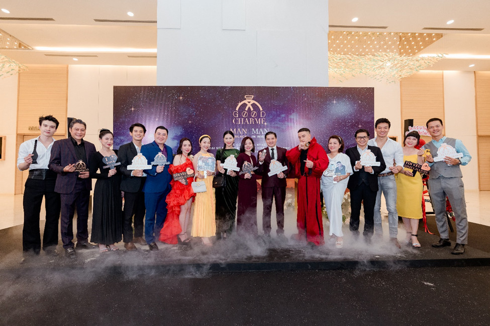 Cấc khách mời chụp hình check-in tại buổi lễ công bố Đại sứ thương hiệu GoodCharrme
