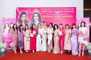 Các cộng sự nhà charme chụp hình lưu niệm