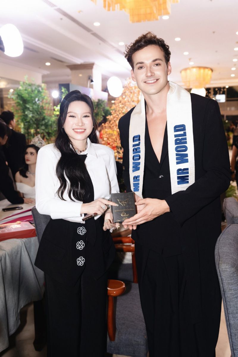 CEO Nguyễn Thị Thu Hường chụp cùng MR WORLD