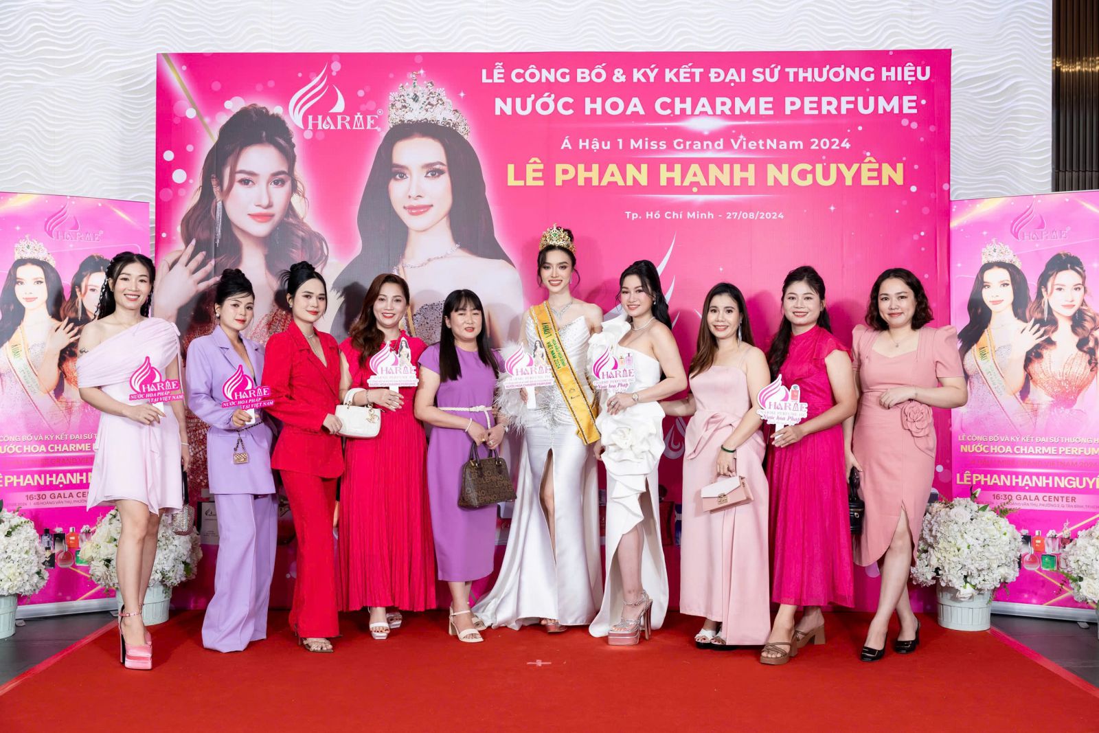 CEO Nguyễn Thị Thu Hường và các NPP Charme Perfume chụp hình lưu niệm cùng Á Hậu Lê Phan Hạnh Nguyên